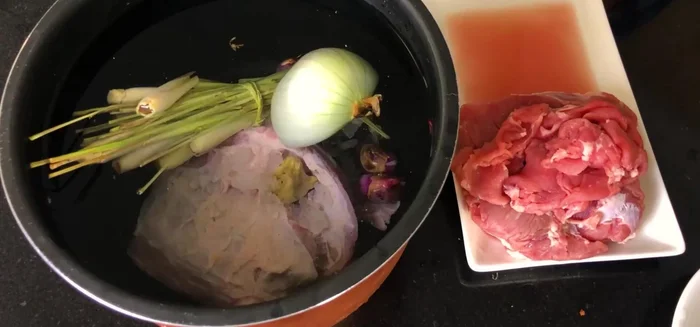 Thêm đường phèn, hạt nêm, muối, bột ngọt và nước vào nồi áp suất. Nấu ở chế độ ninh thịt khoảng 30-35 phút.