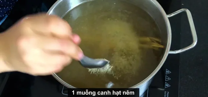 Nêm nếm lại nước dùng với hạt nêm, muối, đường phèn cho vừa ăn.