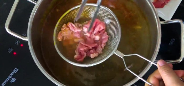 Tráng thịt bò qua nước sôi (nếu muốn tái).