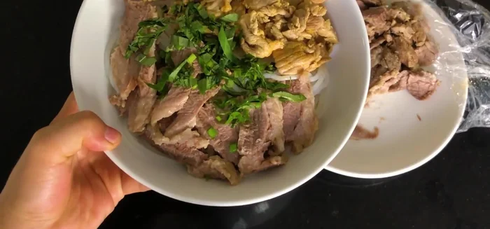 Rắc hành, ngò, rau răm lên trên cùng.