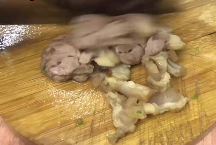 Cắt hành lá, gừng, xếp lên tô.