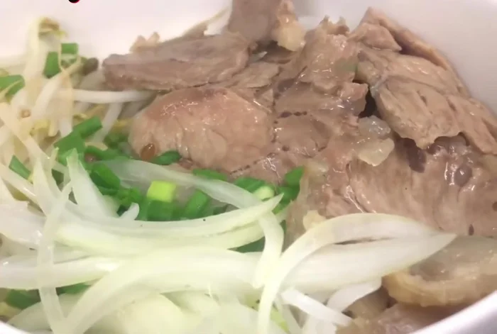 Chan nước dùng vào tô, thêm sa tế nếu thích.
