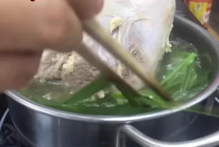 Trụng bắp bò qua nước sôi, sau đó rửa sạch.
