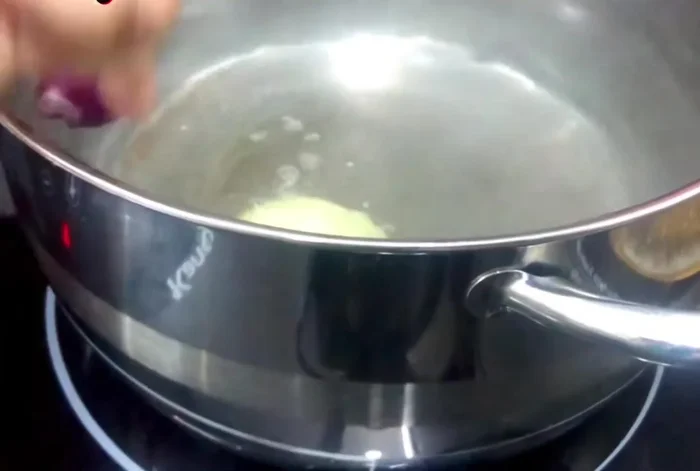 Cho hành tây, gừng, hành tím (đập giập) vào nồi, xào sơ.