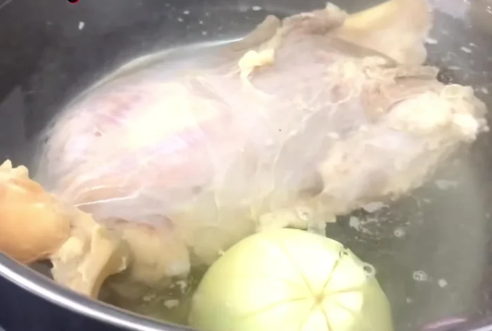 Cho bắp bò vào nồi, thêm nước, hầm khoảng 1 tiếng.