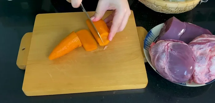 Cắt cà rốt thành sợi.