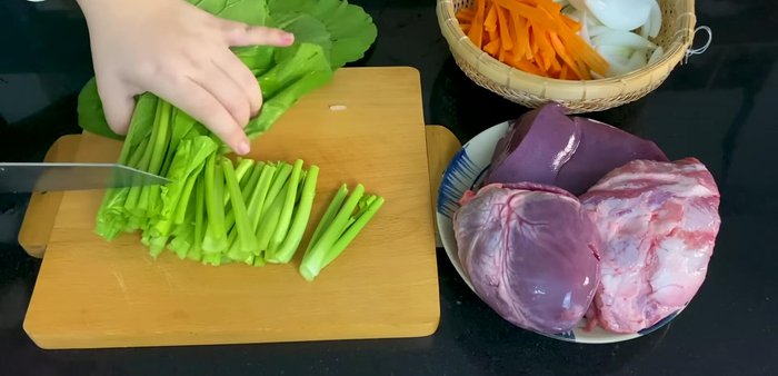 Cắt cải ngọt thành khúc.