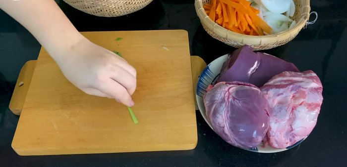 Rửa sạch cải ngọt, cà rốt và hành tây.