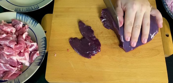 Cắt tim heo và gan heo thành miếng vừa ăn (nếu có thời gian, nên ngâm gan heo qua sữa tươi để loại bỏ máu đông).
