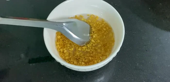 Làm sốt xào: Trộn đều 1 muỗng canh dầu tỏi phi, 3 muỗng canh nước, 1 muỗng canh đường, ½ muỗng canh hạt nêm, 3 muỗng canh nước tương, 2 muỗng canh dầu hào, hạt tiêu.