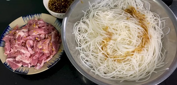 Trộn hủ tiếu với 4 muỗng canh sốt xào.