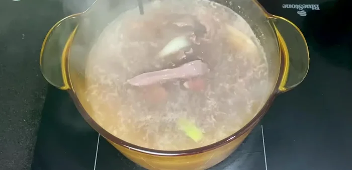 Trần tim heo và gan heo qua nước sôi để khử mùi và làm sạch.
