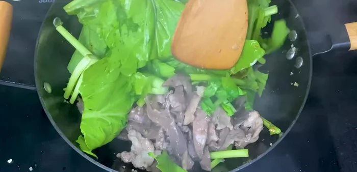 Cho cải ngọt vào xào, thêm 2 muỗng canh sốt xào.
