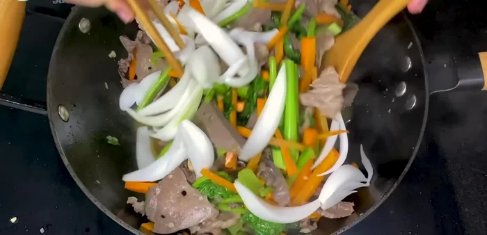 Cho hành tây vào xào.