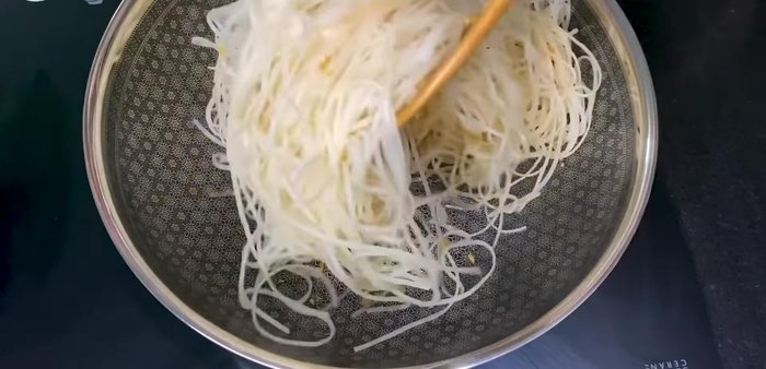 Xào hủ tiếu riêng với dầu tỏi phi và 3 muỗng canh nước sốt rau củ. Thêm rau củ xào vào.