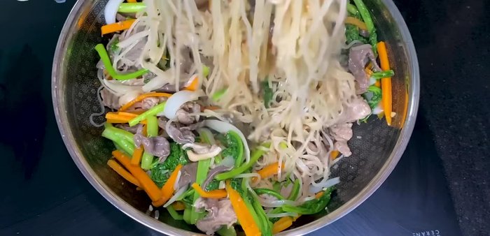 Đảo đều cho đến khi hủ tiếu chín tới.