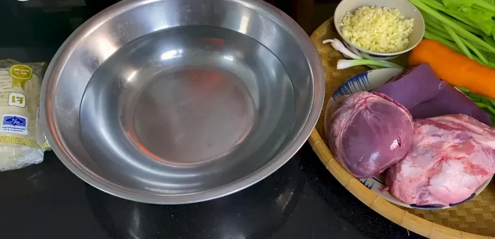 Ngâm hủ tiếu vào nước lạnh khoảng 10-15 phút cho nở ra.