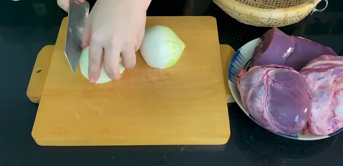 Cắt hành tây thành miếng mỏng.