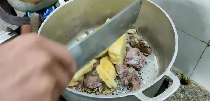 Nấu nước dùng: Cho dầu vào nồi, cho xương lợn, củ sả, một ít muối vào đảo cho vàng. Sau đó đổ nước lọc vào nấu sôi.