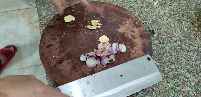 Thêm hành khô, tỏi, ớt tươi, gừng, nghệ vào nấu cùng.