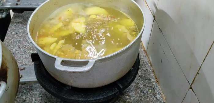 Cho đầu cá và cà chua vào nấu cùng.
