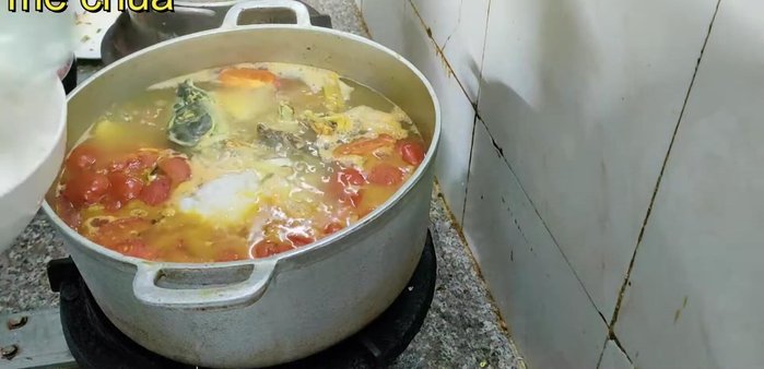 Thêm mắm chua và rượu trắng vào, vặn nhỏ lửa, đun sôi lăn tăn khoảng 15 phút.