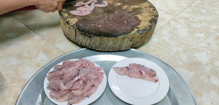 Làm sạch, lọc thịt cá, ướp với rượu trắng và gừng tươi để khử mùi tanh. Thái thịt cá vừa ăn, không nên thái quá mỏng.