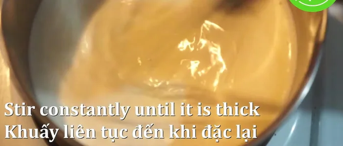 Đun hỗn hợp trên lửa vừa, khuấy liên tục cho đến khi hỗn hợp đặc lại. Lưu ý khuấy liên tục để tránh bị cháy.