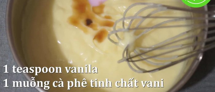 Tắt bếp. Thêm tinh chất vani vào hỗn hợp.