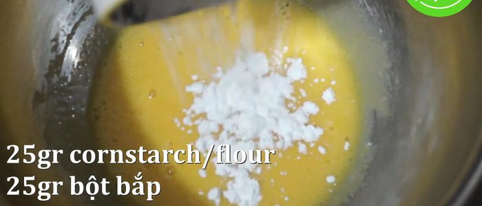 Cho 25g bột mì vào hỗn hợp trứng và đường, đánh đều.