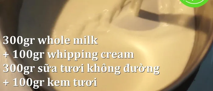 Trộn đều sữa tươi và kem tươi. Đun ấm hỗn hợp trên lửa vừa, không cần đun sôi.