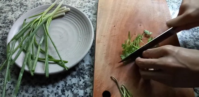Cắt nhỏ hành lá, ngò rí.