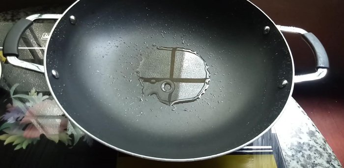 Làm nước sốt: Phi thơm hành tím, tỏi, ớt, cho nước mắm, đường, bột nghệ, tương ớt vào, đun nhỏ lửa đến khi sệt lại.