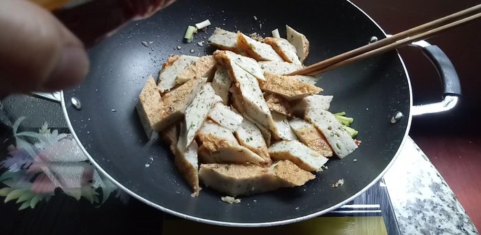 Cho chả cá chiên vào nước sốt, rim đến khi nước sốt sánh lại và chả cá ngấm gia vị.