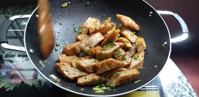 Tắt bếp, rắc hành lá lên trên, trình bày và thưởng thức.