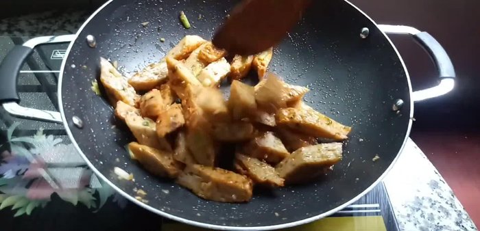 Chuẩn bị nguyên liệu: Chả cá thác lác (500g), chả cá basa (200g), hành tím, tỏi, ớt, muối, hành lá, ngò rí, tiêu, nước mắm, đường, bột nghệ, tương ớt.