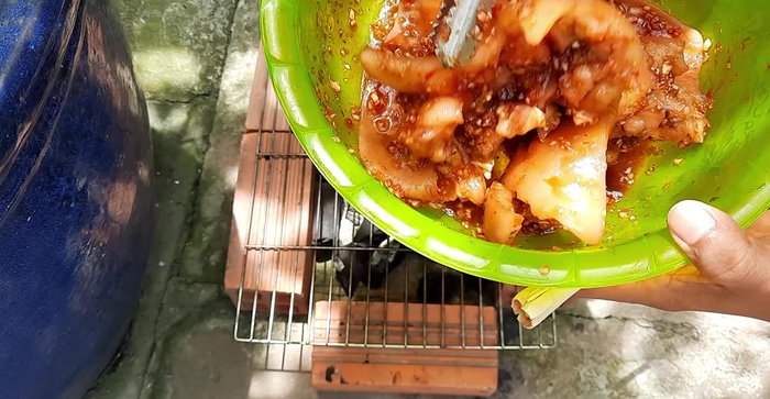 Nướng tai heo trên vỉ nướng cho đến khi chín vàng, thơm phức.