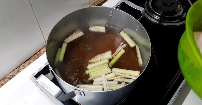 Cho tai heo vào luộc sơ, không cần luộc chín kỹ.