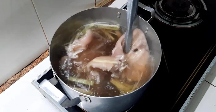 Cắt tai heo thành từng miếng vừa ăn, dễ nướng.