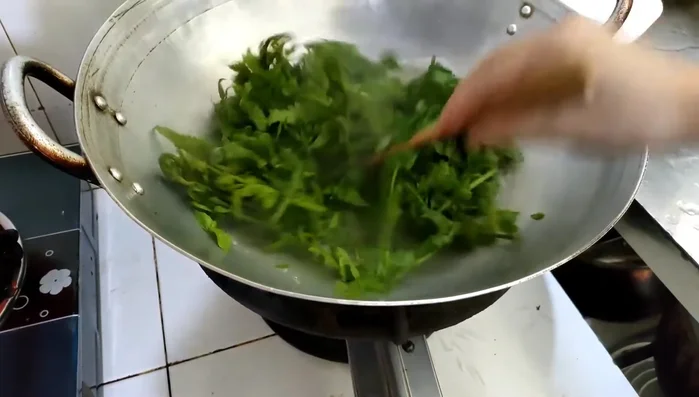 Trần rau dớn qua nước sôi khoảng 1 phút cho rau mềm và giòn, sau đó nhúng ngay vào chậu nước đá để rau giòn và xanh.
