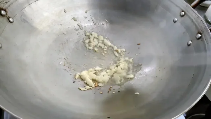 Cho rau dớn, lá đu đủ vào xào cùng.
