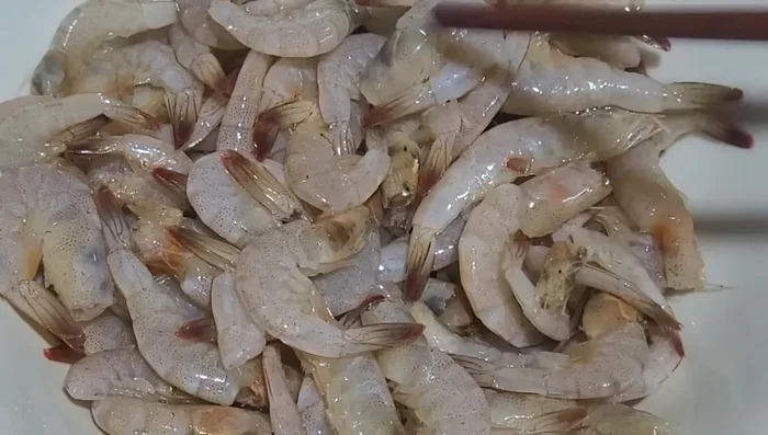 Ướp tép với 2 muỗng cà phê đường và 1 muỗng canh dầu ăn, trộn đều và để khoảng 5 phút cho tép thấm.