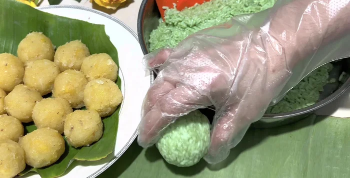 Gói bánh: Lấy một phần nếp gấp đôi phần nhân, vo tròn (246.92). Chuẩn bị lá chuối, lau sạch, có thể phơi nắng hoặc nhúng qua nước nóng cho dẻo (278.06). Gói bánh như hình hướng dẫn trong video (278.06)