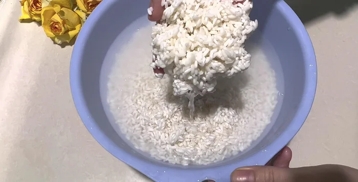 Ngâm nếp trong nước 30 phút cho nở. Rửa sạch nếp và để ráo nước (27.18)