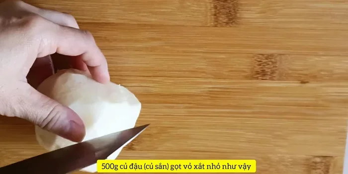 Củ đậu gọt vỏ, xắt nhỏ.