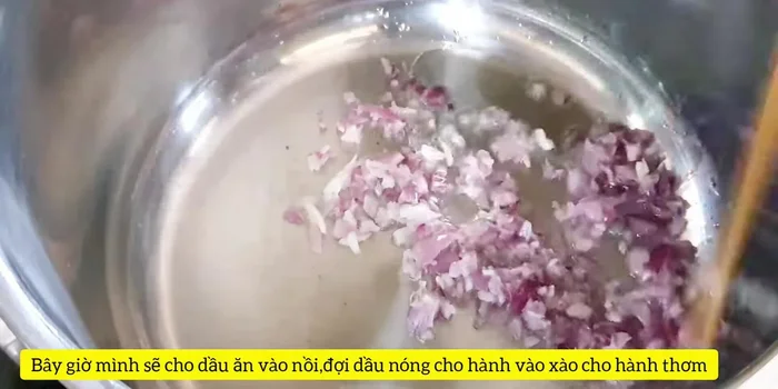 Phi thơm hành hương với dầu ăn, cho dầu màu điều, tôm khô vào xào.