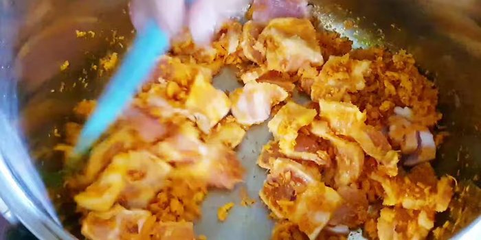 Thêm thịt vào xào, nêm 2 muỗng canh muối, 2 muỗng canh đường.