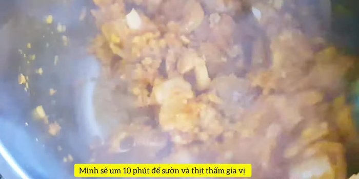 Đun khoảng 10 phút cho sườn và thịt thấm gia vị. Thêm 3 lít nước, đun nhỏ lửa đến khi sườn mềm.