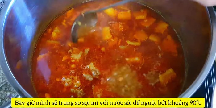 Trộn mì với nước sôi khoảng 90 độ C, để ráo.