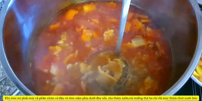 Múc mì ra tô, cho nhân (củ đậu, tôm), sườn, thịt, nước dùng, rau sống, bánh tráng nướng, đậu phộng lên trên.
